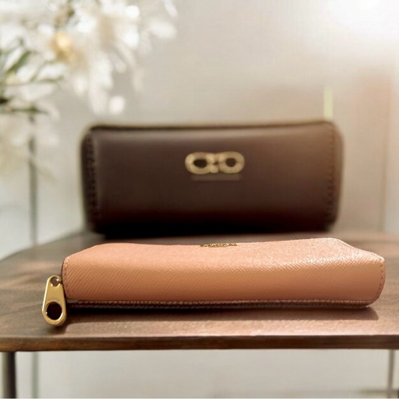 *SOLD* Coach Long Zip Around Wallet in Faded Blush/Gold (NWOT) - Picture 3 of 6